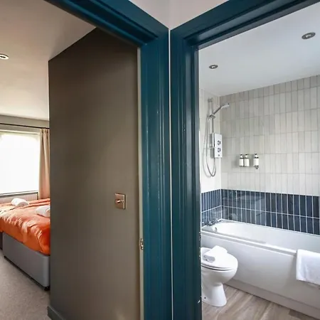 October Disc - Long - Contractors Apartment *