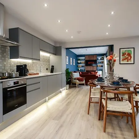 October Disc - Long - Contractors Apartment