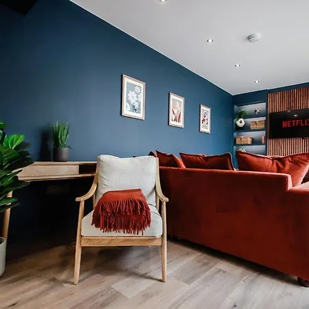 October Disc - Long - Contractors Apartment Bristol
